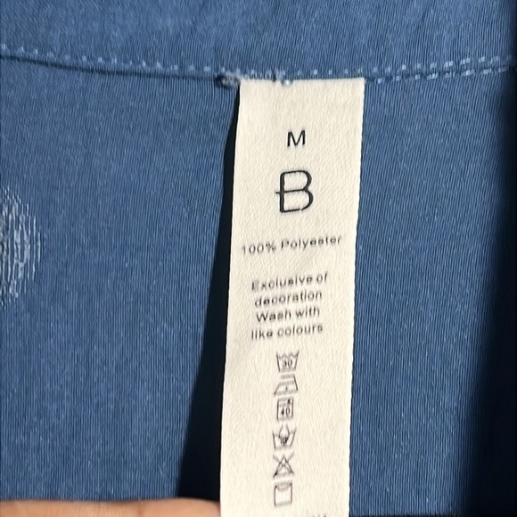 B Women’s Blue swiss dot button down top - Size Medium - Picture 4 of 5